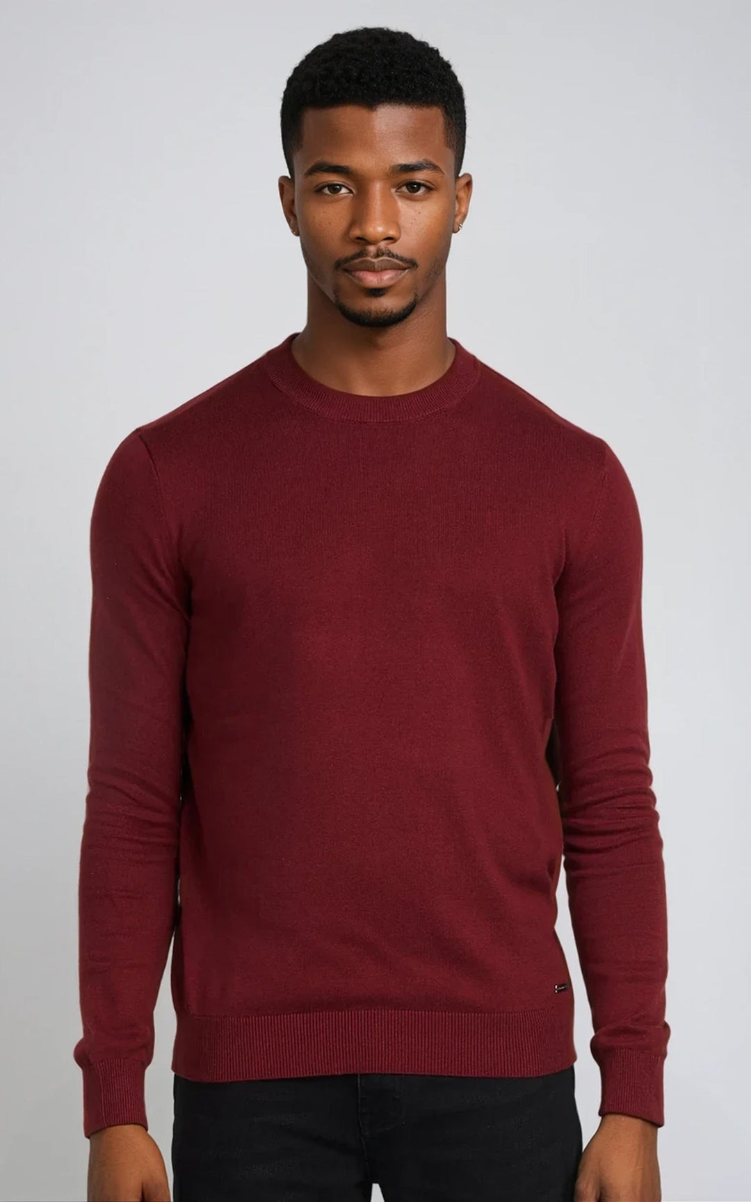 Men’s navy lightweight crewneck knit sweater by Como, displayed on a maroon background with a studio setting.