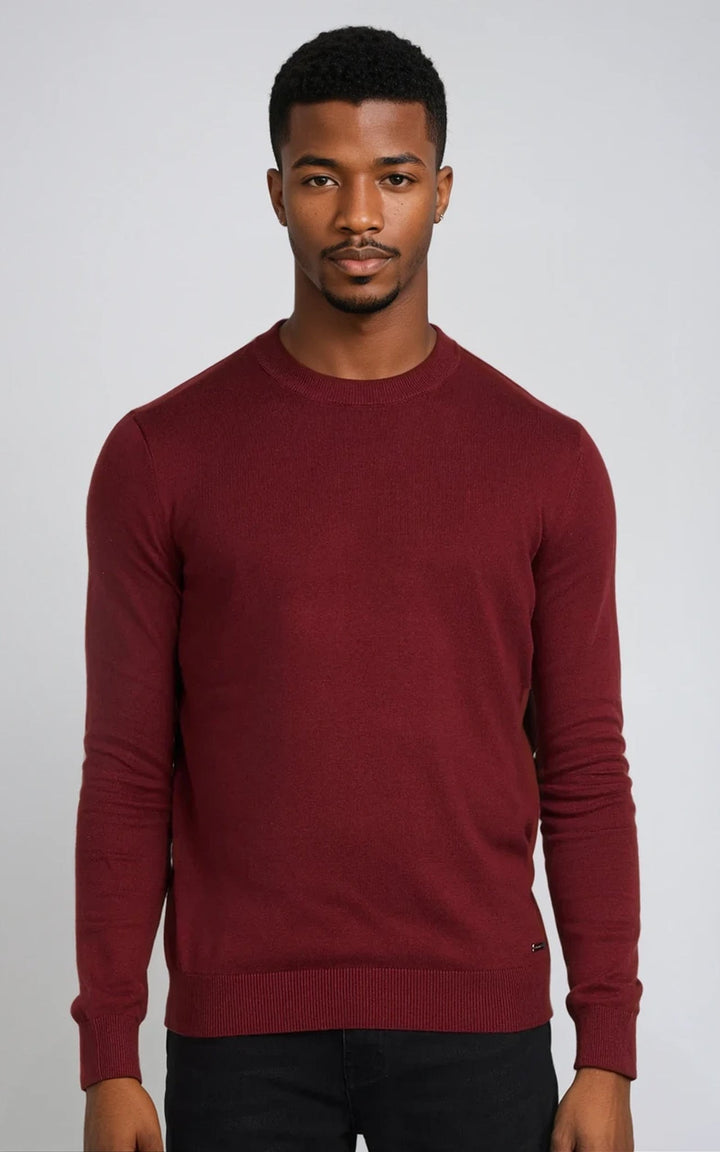 Men’s navy lightweight crewneck knit sweater by Como, displayed on a maroon background with a studio setting.